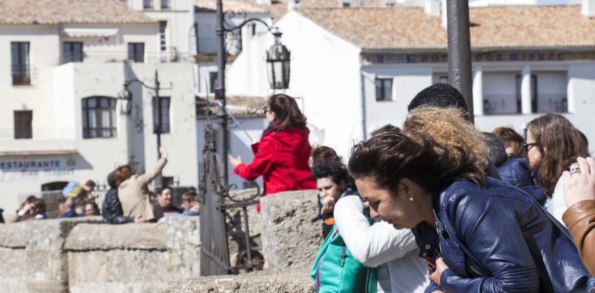 mujer mirando encima de unas murallas