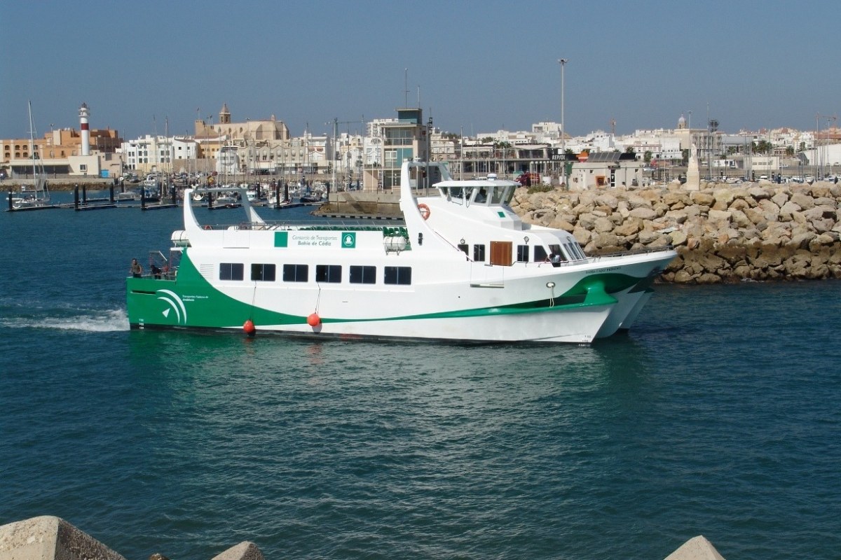 Barco saliendo del puerto de Santa María