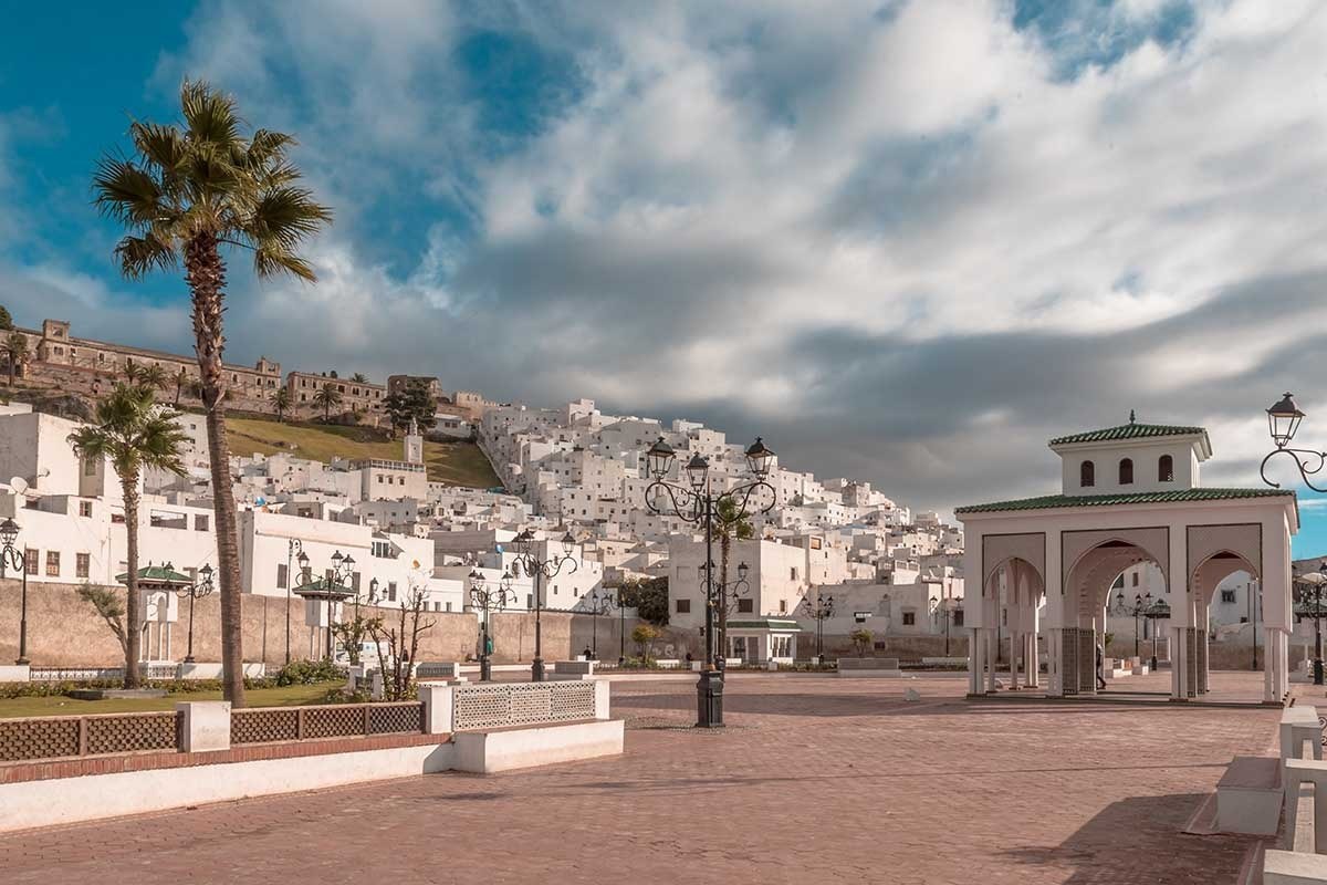 Casas escalonadas en la montaña de color blanco que dan a una plaza