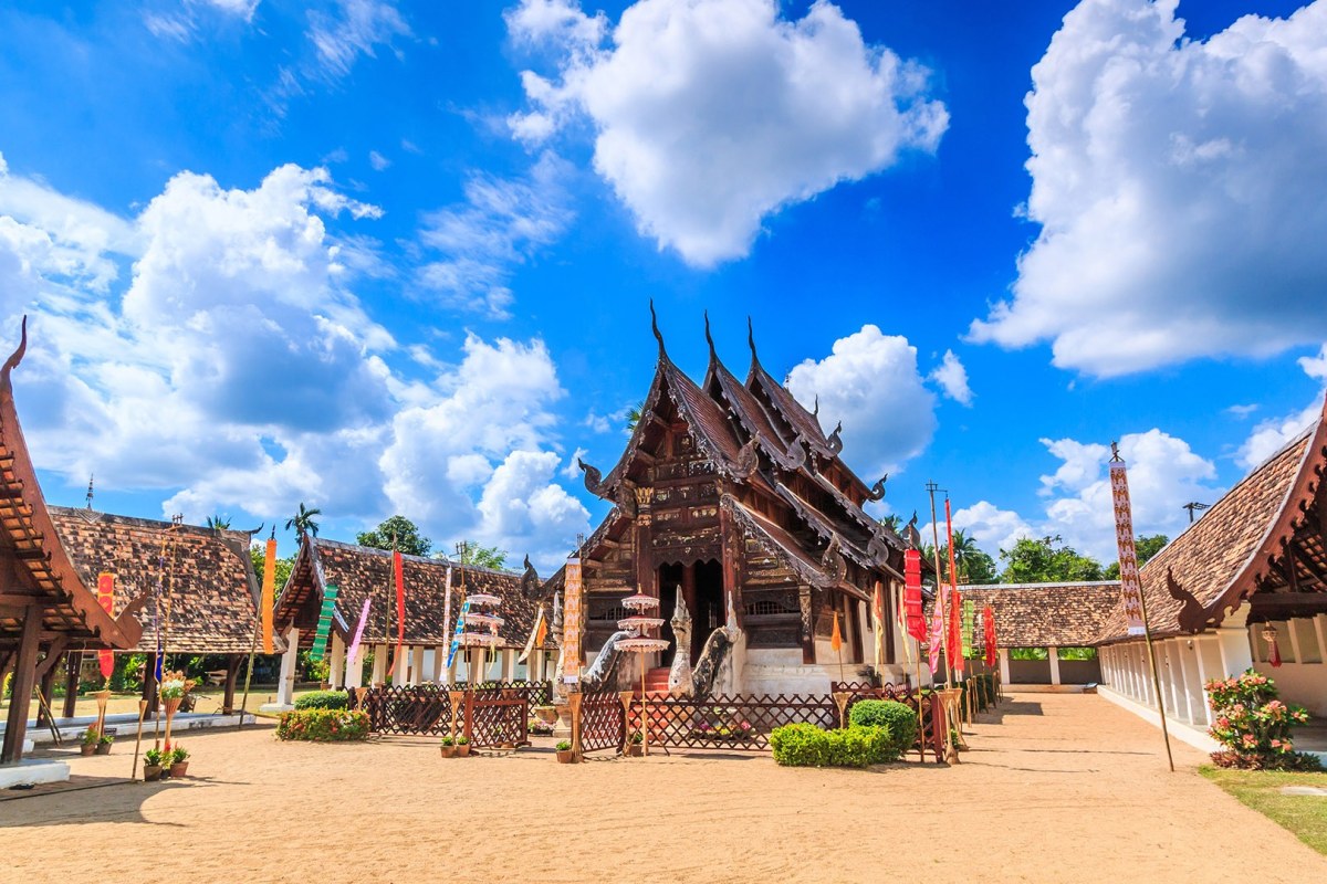 Una Plaza de arena y en el medio una pagoda con muchas banderas