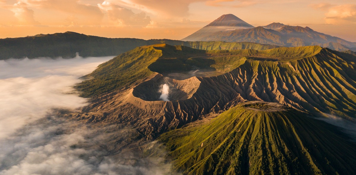 Nubes en volcán de indonesia