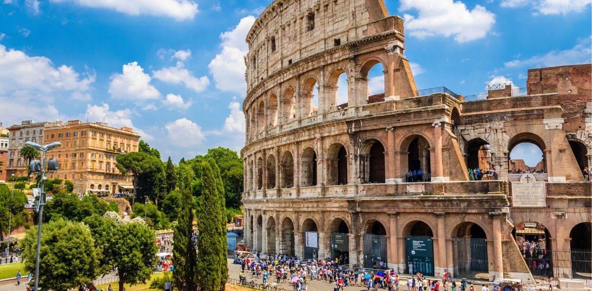 Coliseo con gente alrededor