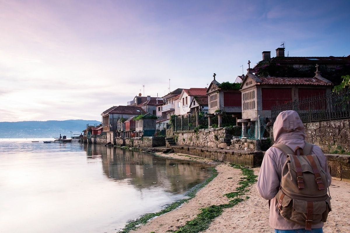 Hórreos mirando a la ría de Pontevedra