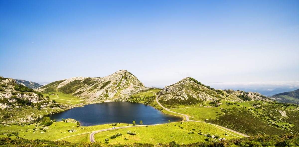 Uno de los Lagos rodeado de montañas verdes