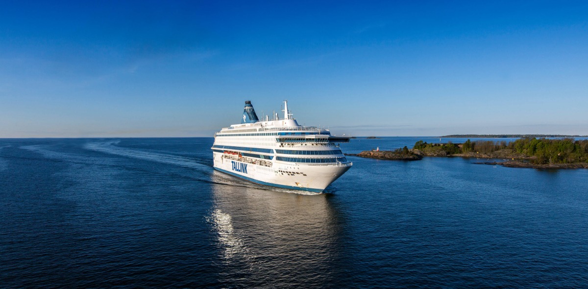 Crucero navegando por el mar Báltico donde se aprecian numerosas islitas
