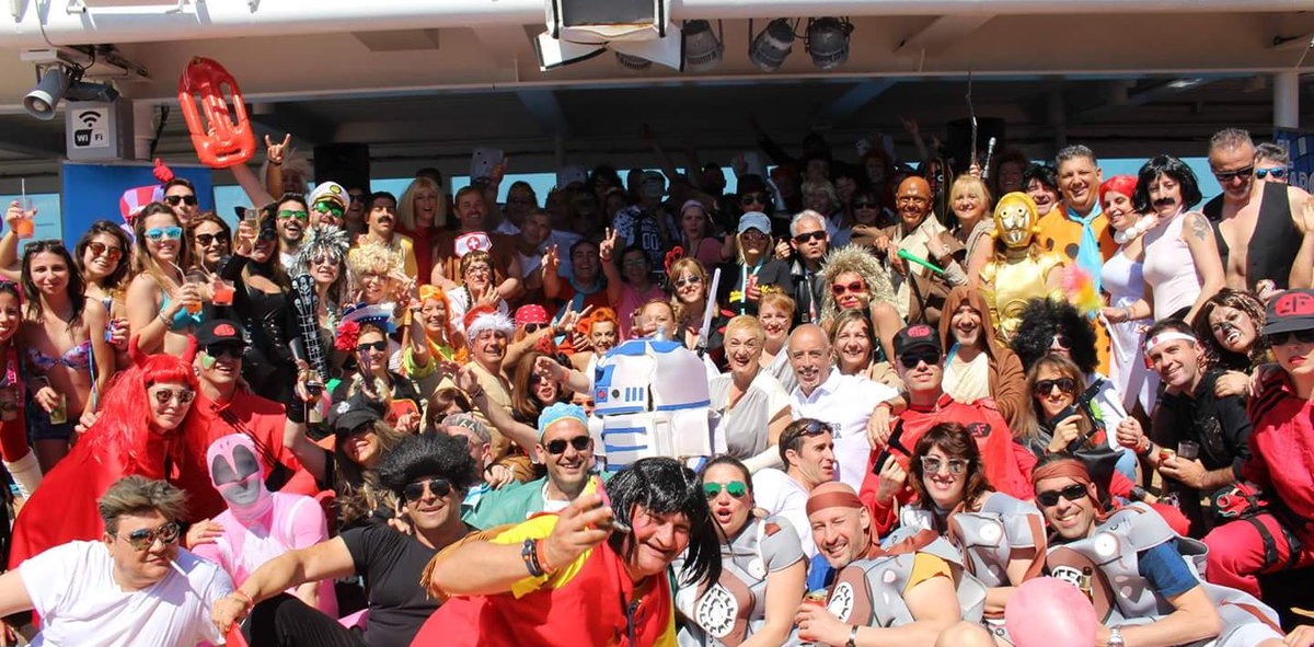 Posado del grupo en la fiesta de disfraces del barco