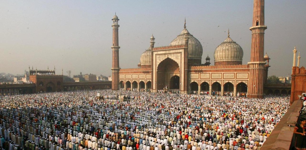 Plaza con multitud orando ante la mezquita JammaMasjad
