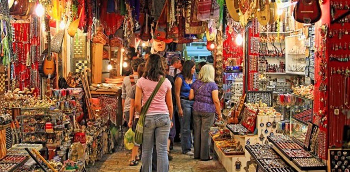 Mujeres paseando y comprando en un popular mercado Indio