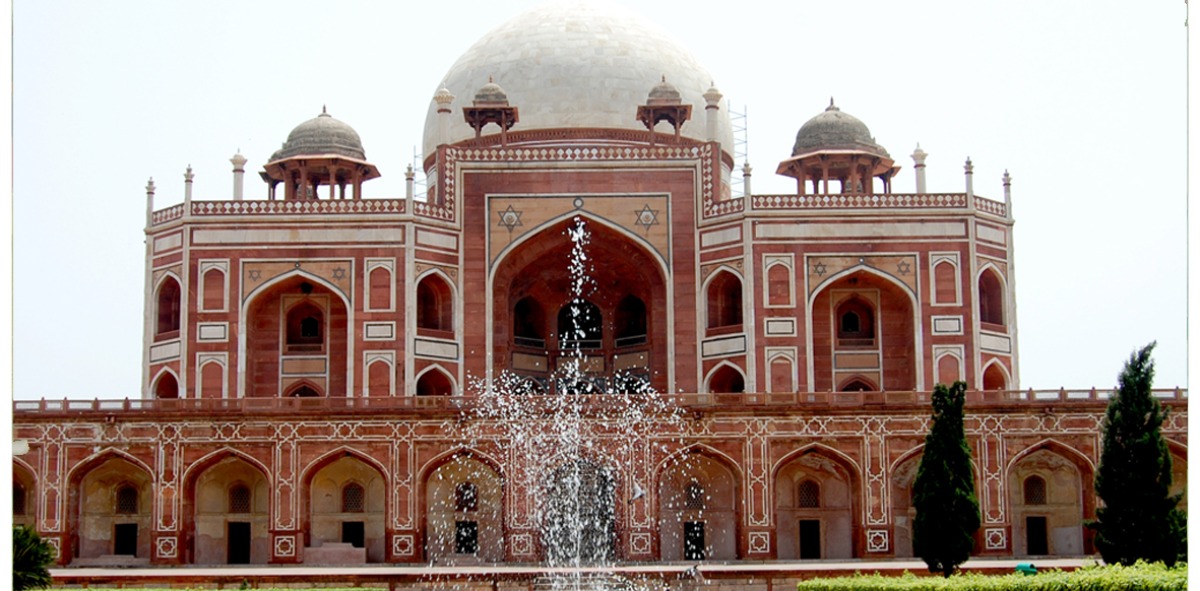 Tumba espectacular rodeada de jardines, construida por Haji Begum para su marido Humayun