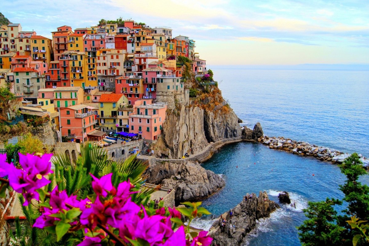 Casas escalonadas de colores en la ladera de la montaña y dando al mar