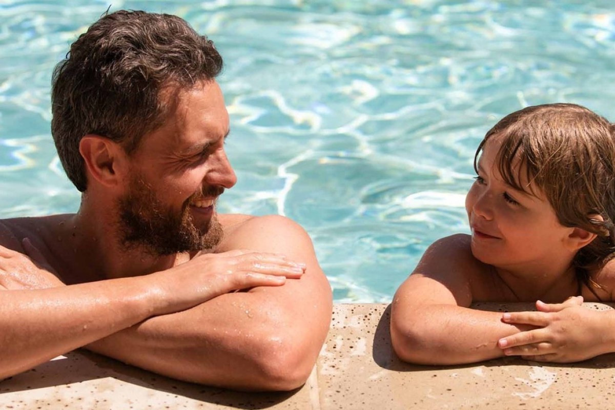 Padre con hijo en la piscina