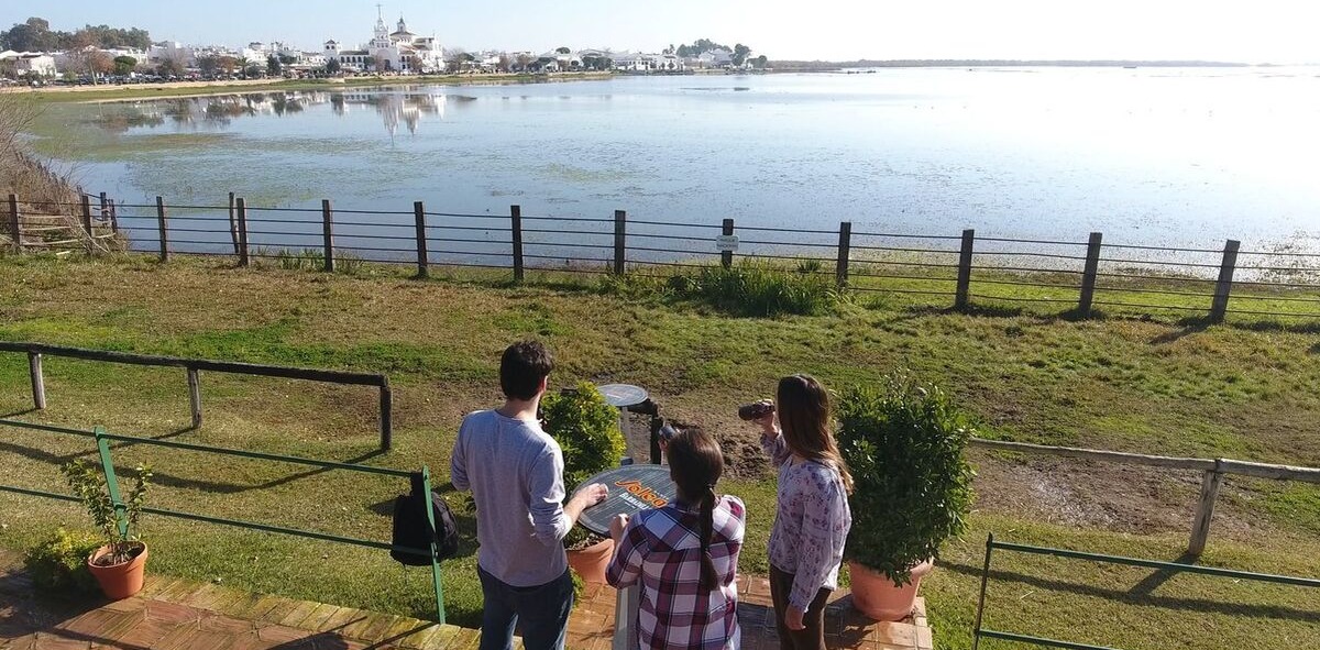 Solteros Viajeros en una terraza mirando el paisaje de Doñana, al fondo el Rocio