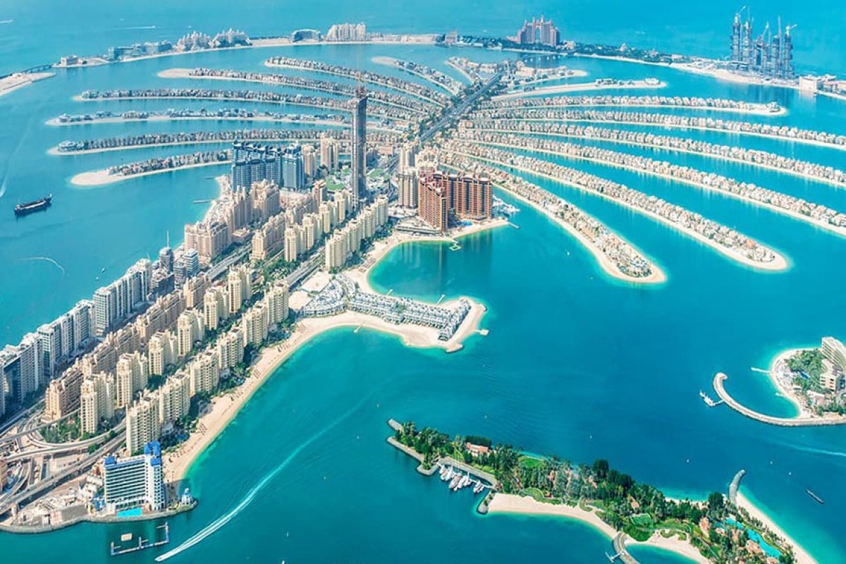 isla artificial de edificios formando una palmera