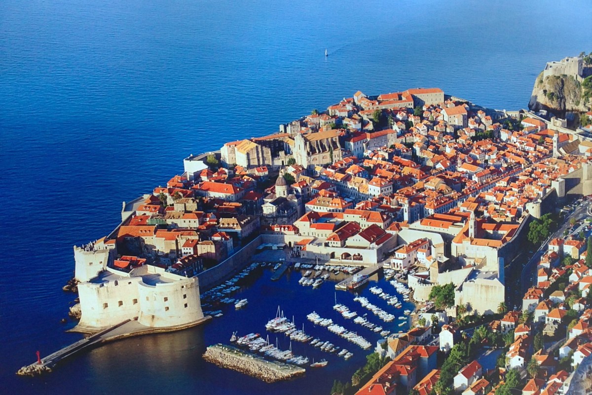 Casco histórico de Dubrovnik, en Croacia, conocido como la "Perla del Adriático" por su arquitectura medieval y su posición escénica.