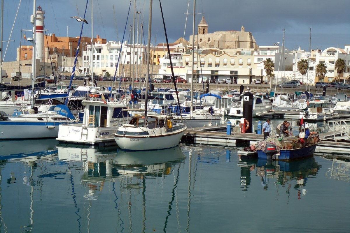 Puerto de Santa Maria con barcos de recreo atracados y al fondo se ven las casas del pueblo blanco