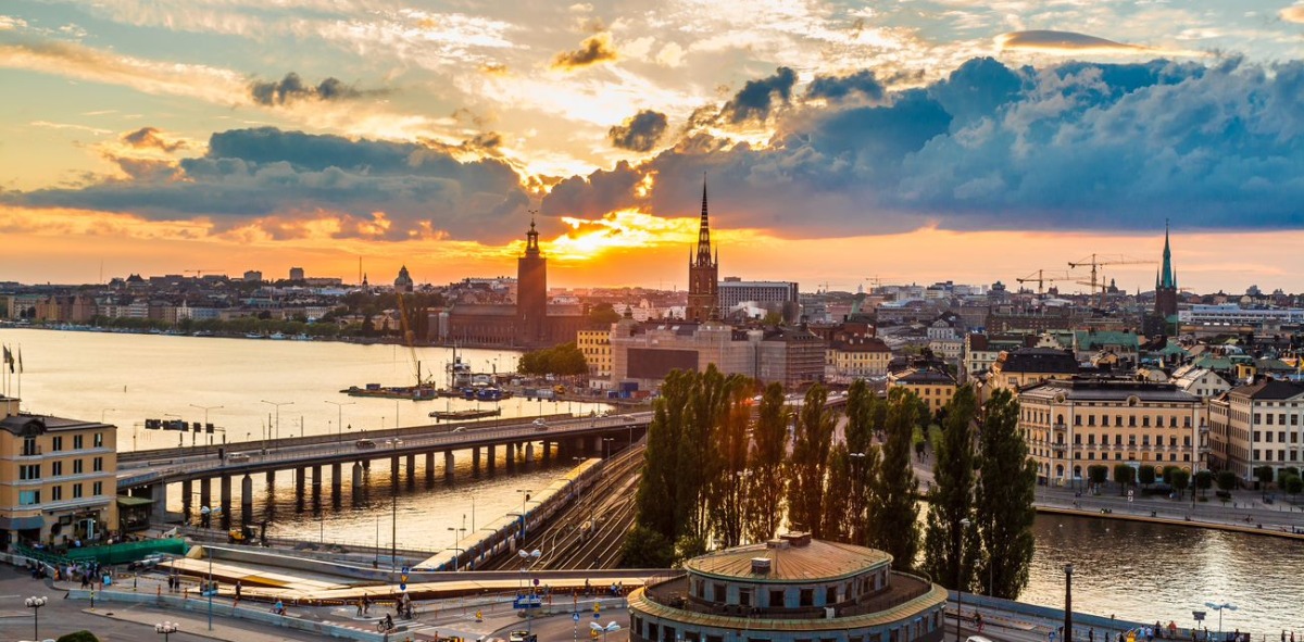 Panorámica en un atardecer en primer lugar un canal donde se ve al fondo la ciudad