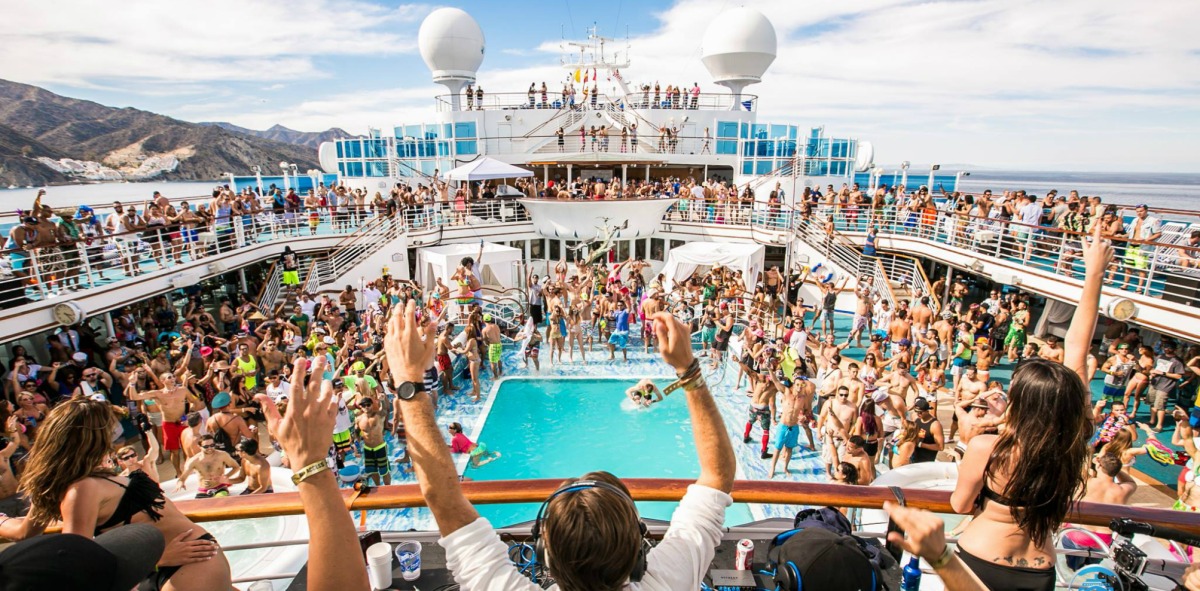 Momento de fiesta en la piscina del barco al son de la música