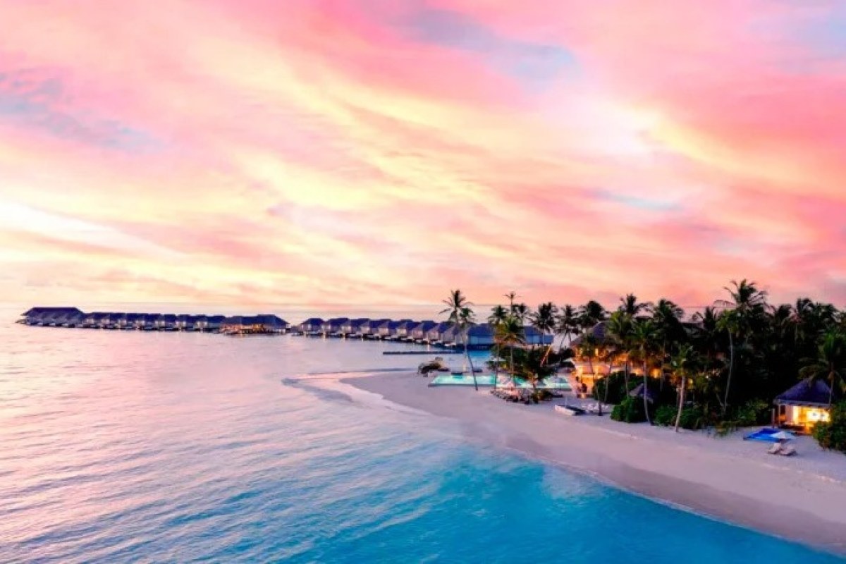 resort con puesta de sol, colores rojos en el cielo