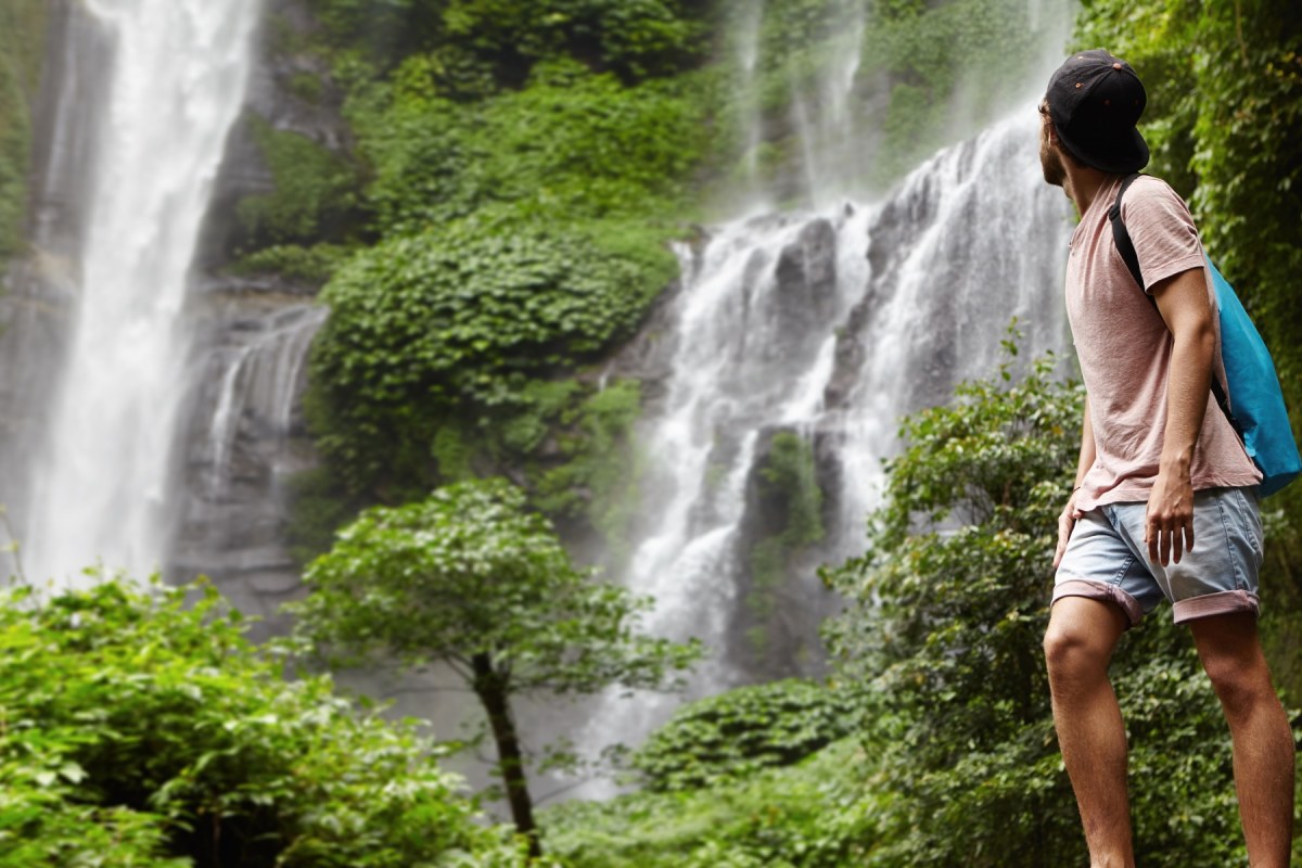 Chico soltero en las Cataratas Ravana