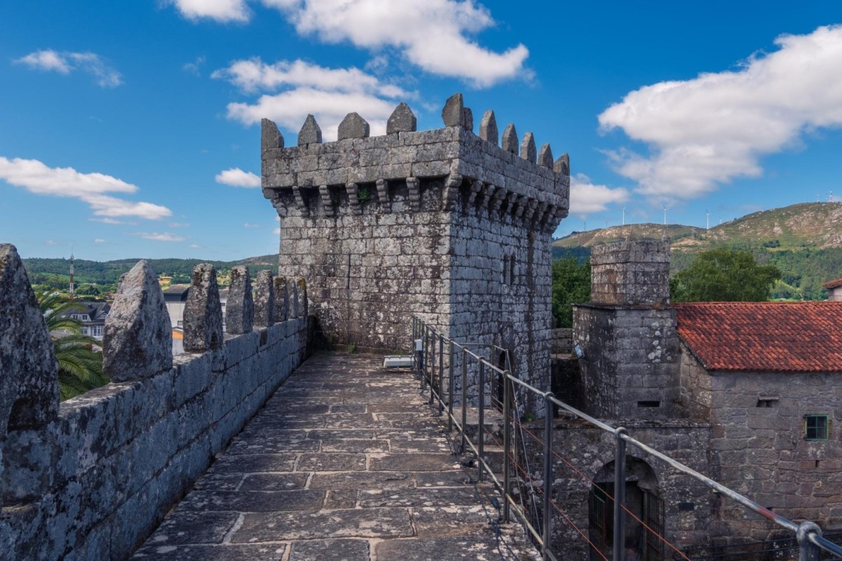 Torreón de granito de un castillo antiguo