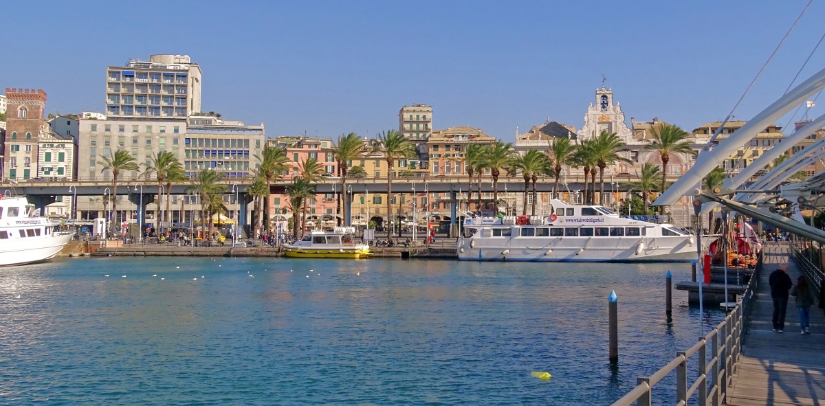 Puerto deportivo y al fondo edificios de colores y el campanario de una iglesia