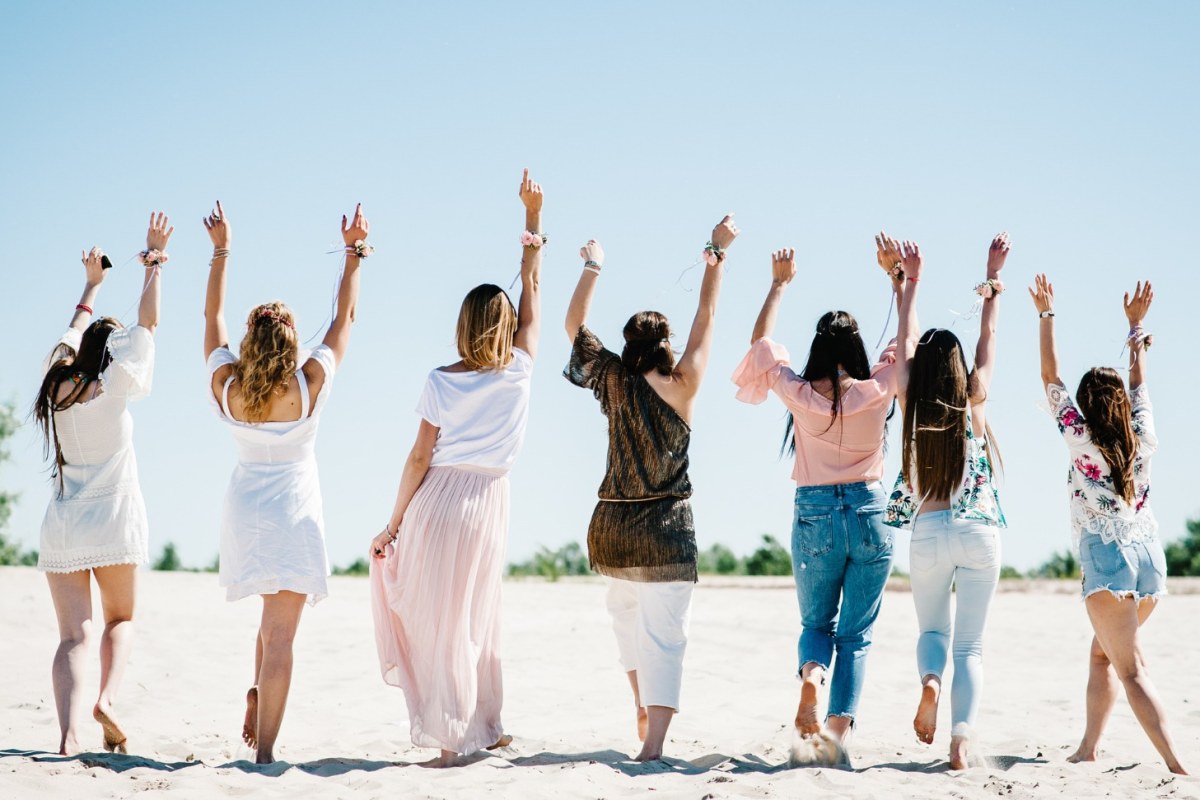 Chicas posando de espaldas en la playa
