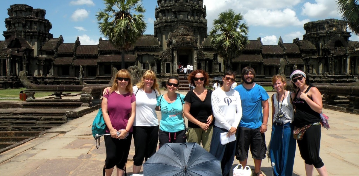 Grupo de Solteros Viajeros posando a la entrada de los Templos de Angkor en Camboya