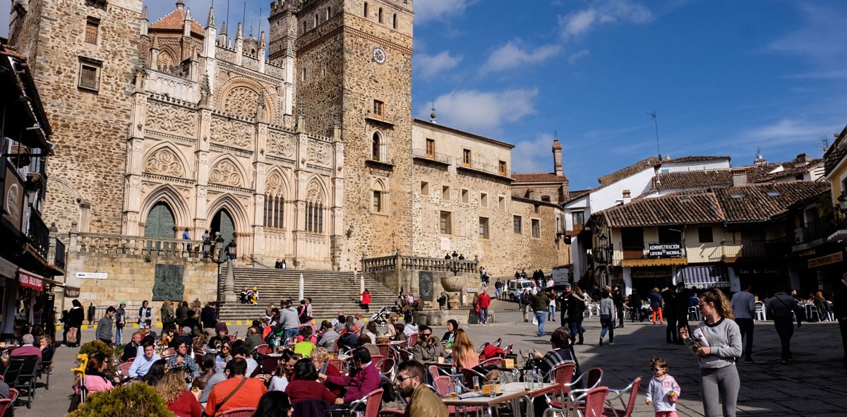 Plaza en Guadalupe, al fondo el Monasterio y casas típicas de la zona