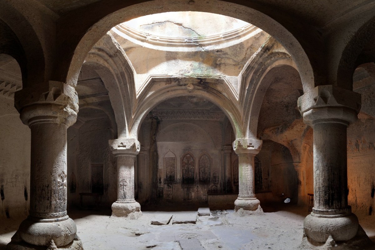 Iglesia en ruinas con una bóveda en el medio de mármol
