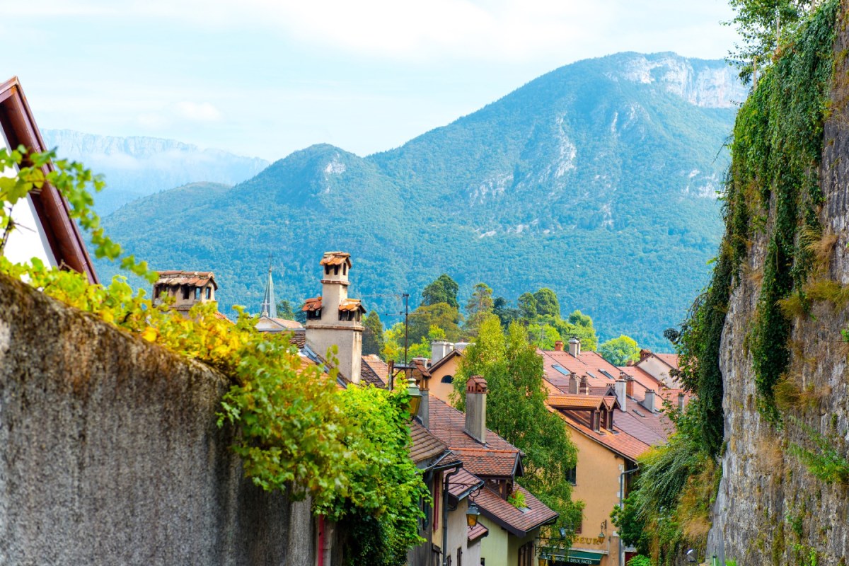 Hermosa ciudad en las montañas de Monterosso