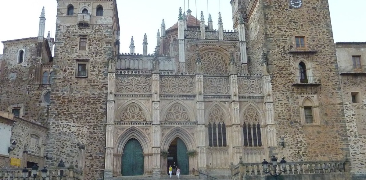 Entrada al Monasterio de Guadalupe, en primer plano la pila bautismal