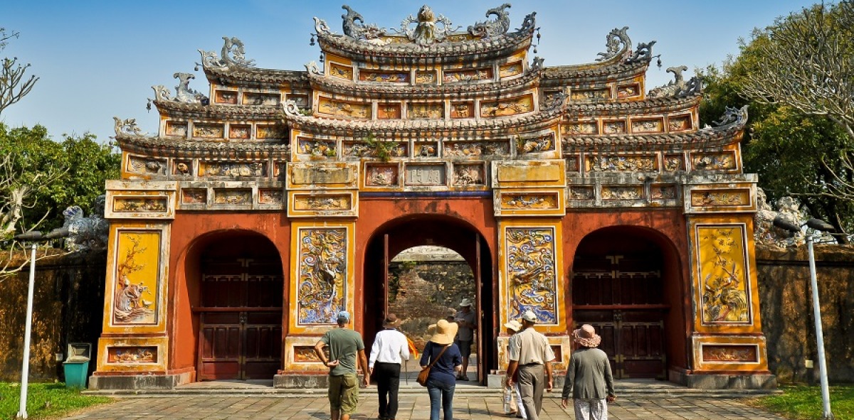 Turistas entrando al del templo Quan Cong en la ciudad de Hoi An
