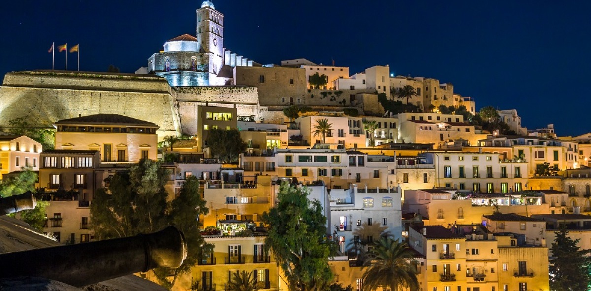 Panorámica de Ibiza de noche con las casas iluminadas