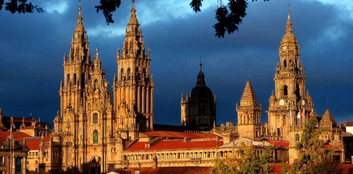 Panoramica de la catedral de Santiago de Compostela de noche e iluminada