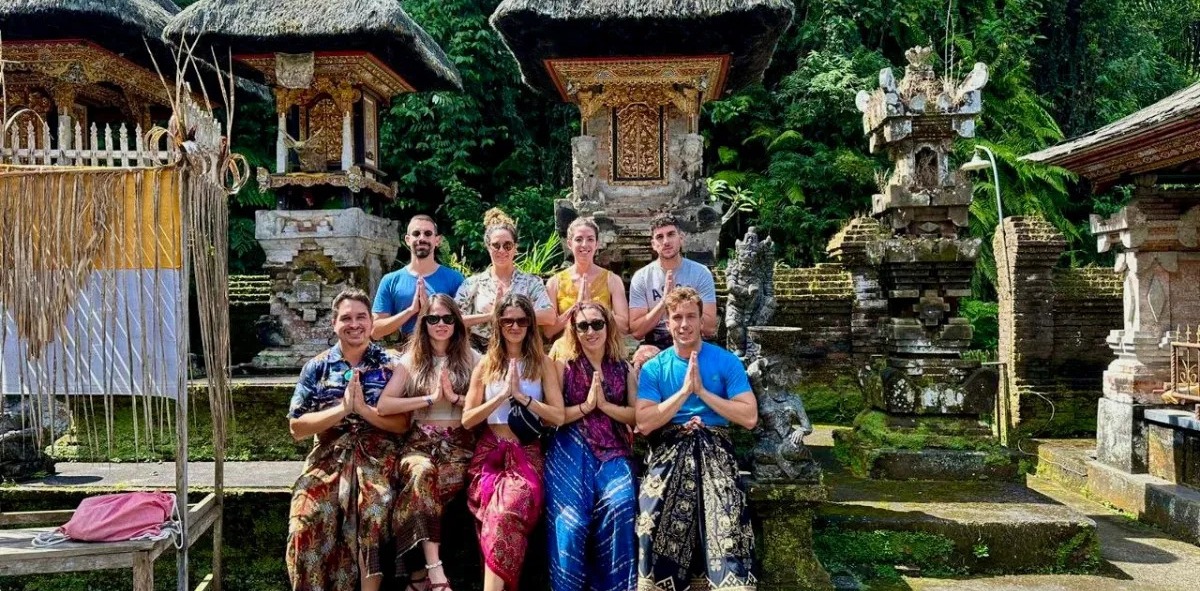 Jóvenes visitando los templos de indonesia