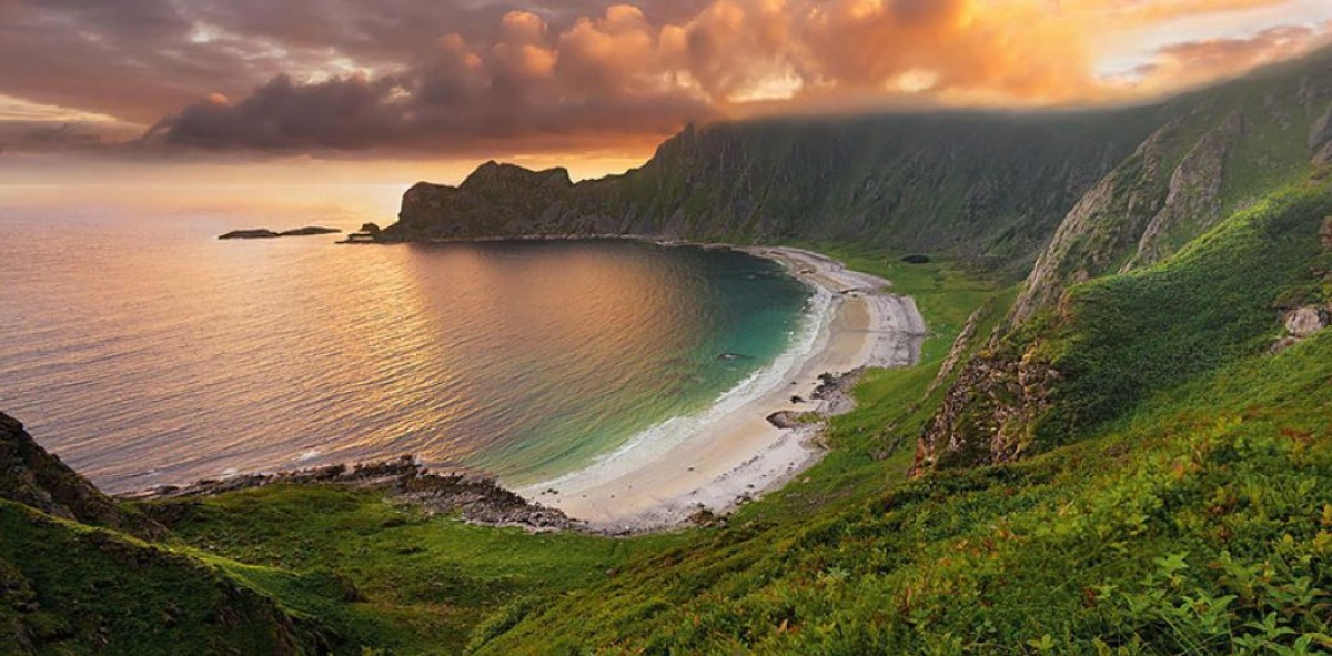 Paisaje espectacular de acantilados y playa salvaje atardeciendo