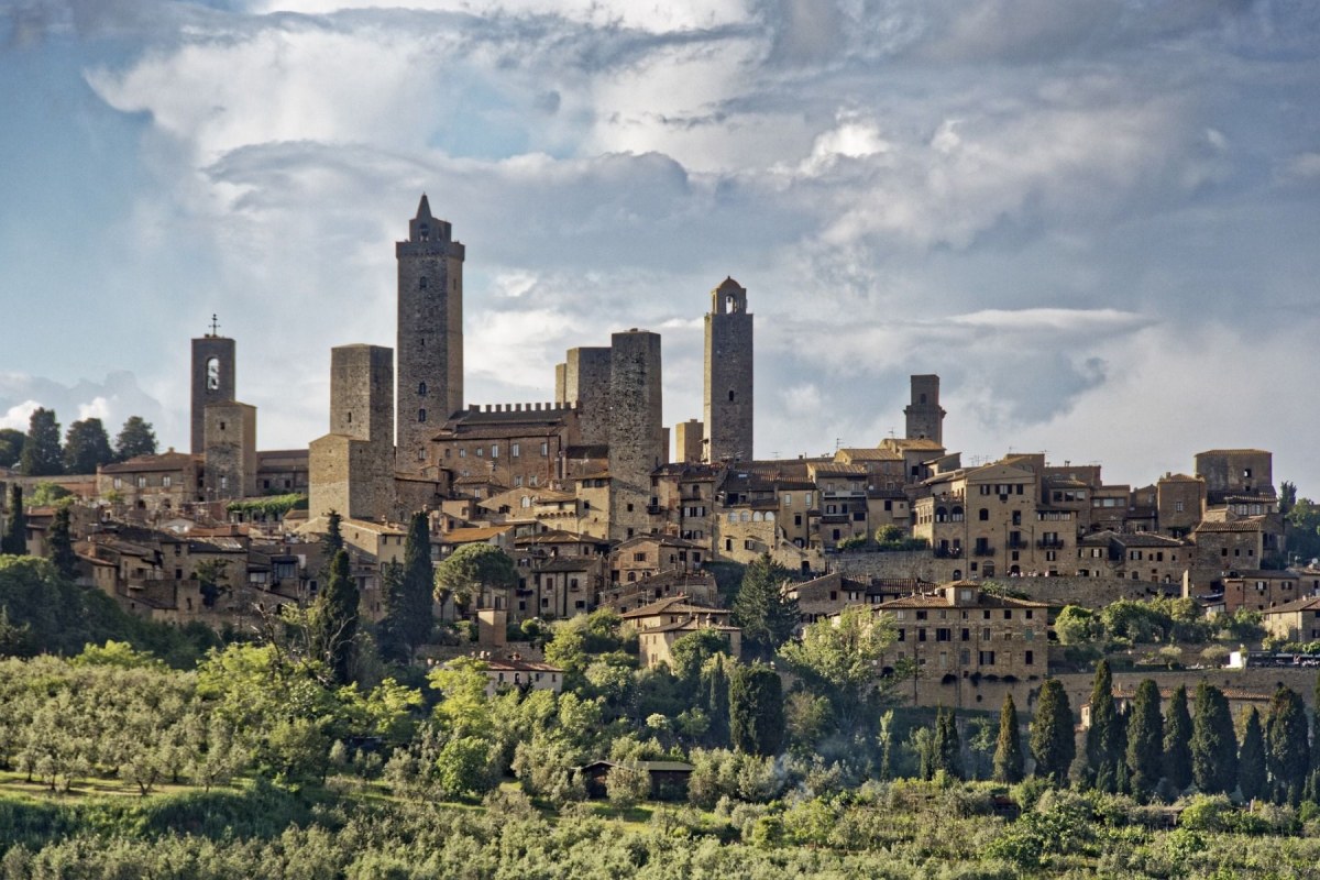 Sky Line de un pueblo antiguo con unas grandes torres