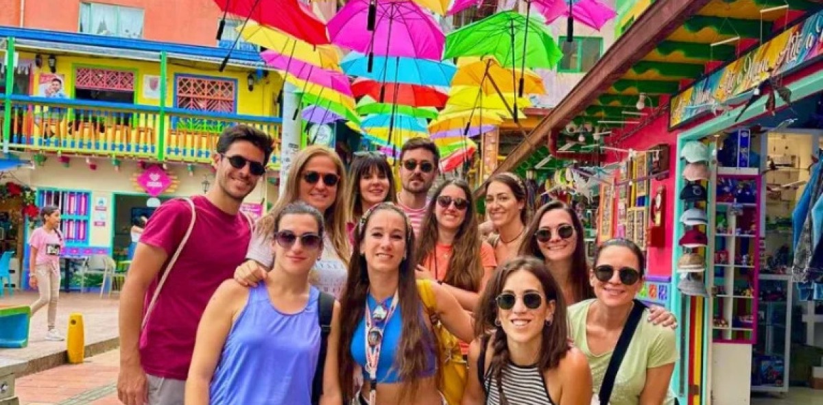 Grupo de jovenes en colombia
