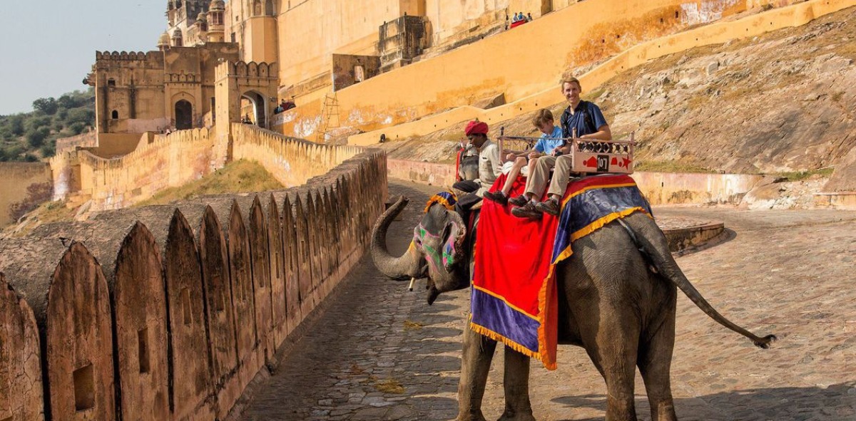 Padre e hijo subidos en un elefante camino del Fuerte Amber