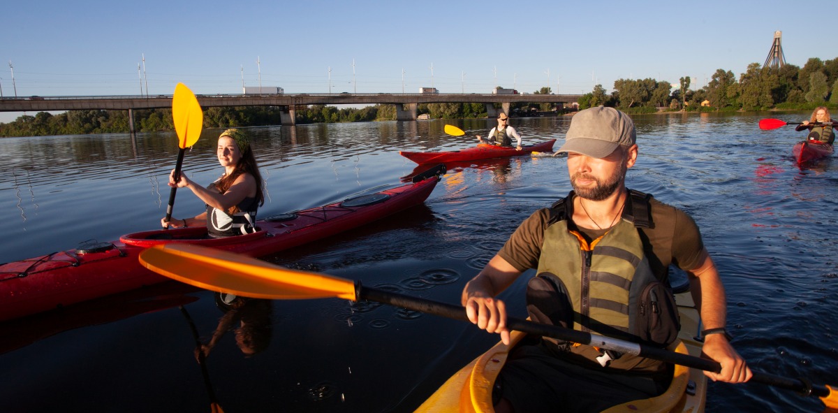 Amigos haciendo kayak