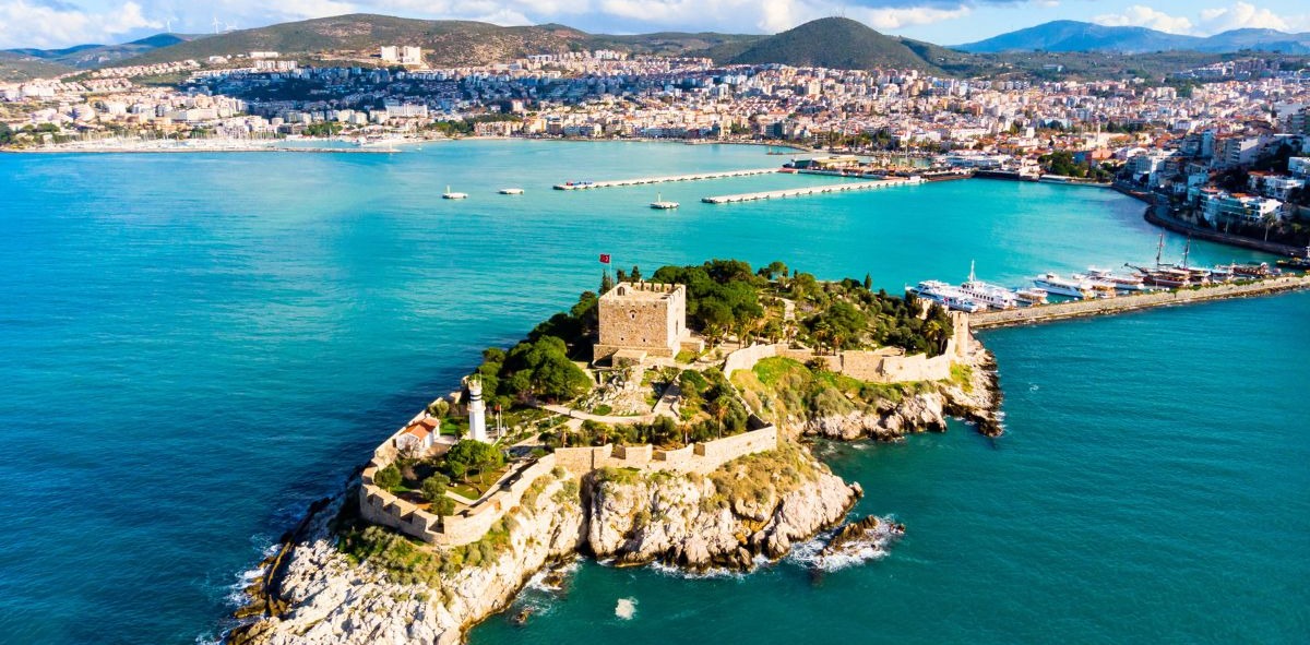 Vistas al fondo de la ciudad turca de Kusadasi
