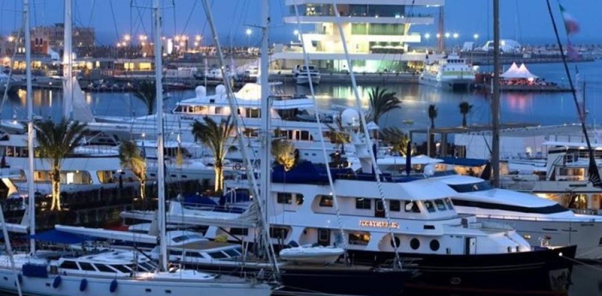 Veleros atracados en el puerto marítimo