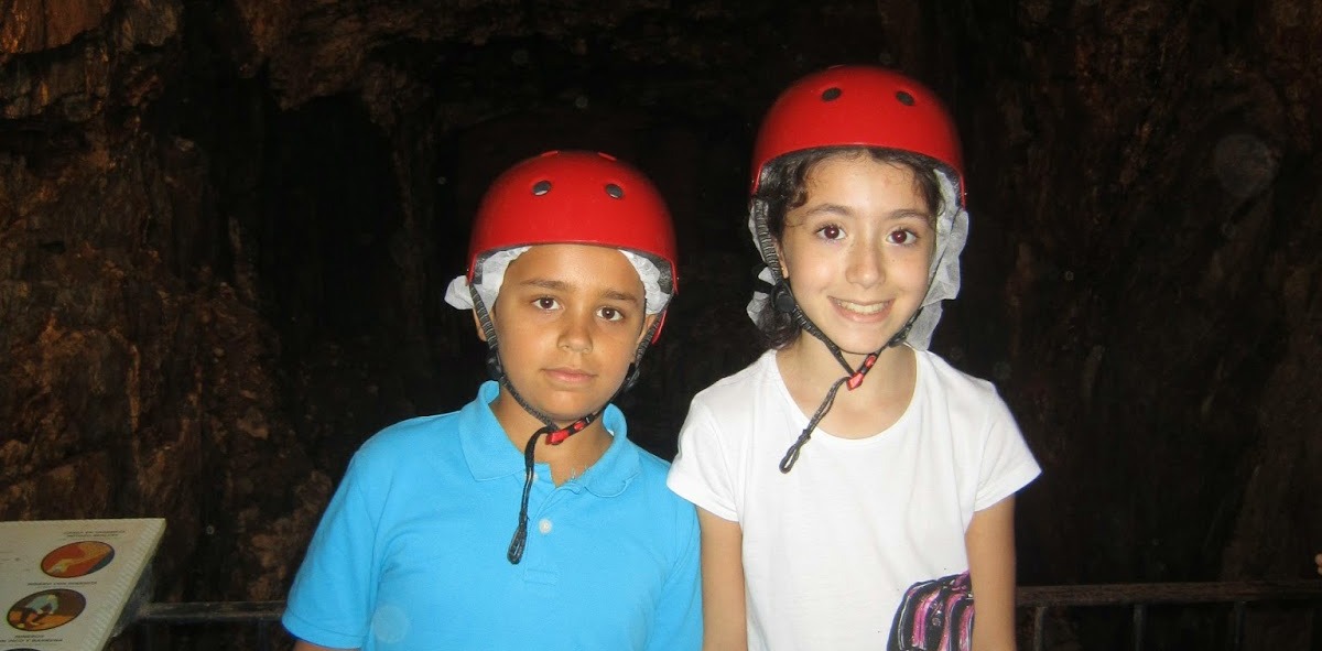dos niños con el casco puesto para actividad