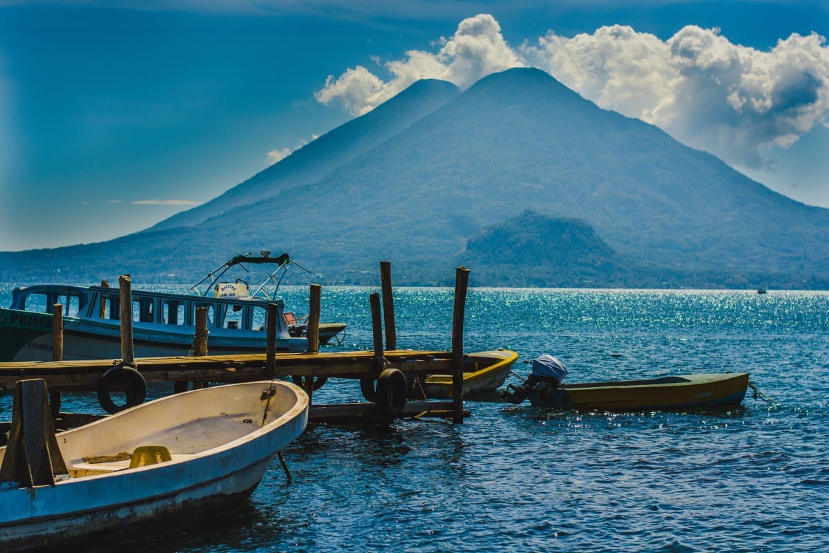 Lago Atitlán y al fondo un volcán