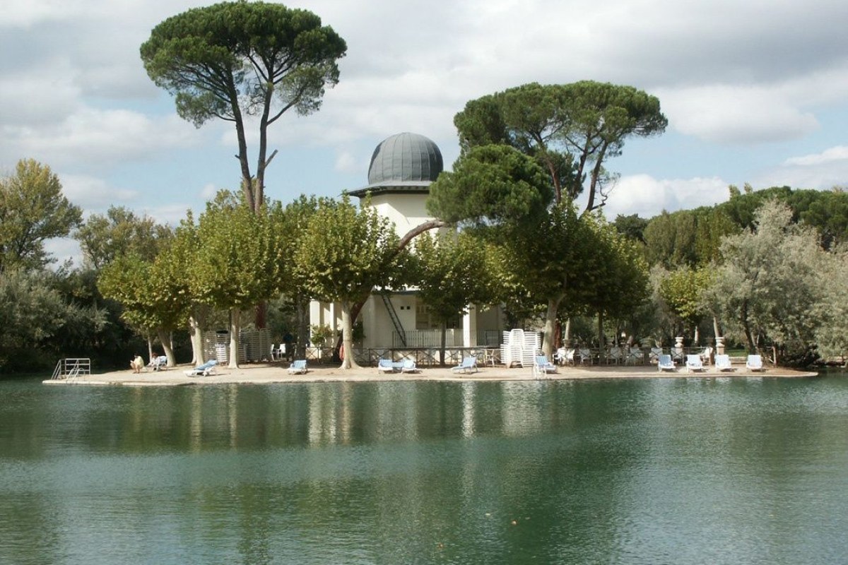 Lago recreativo con zona de relax