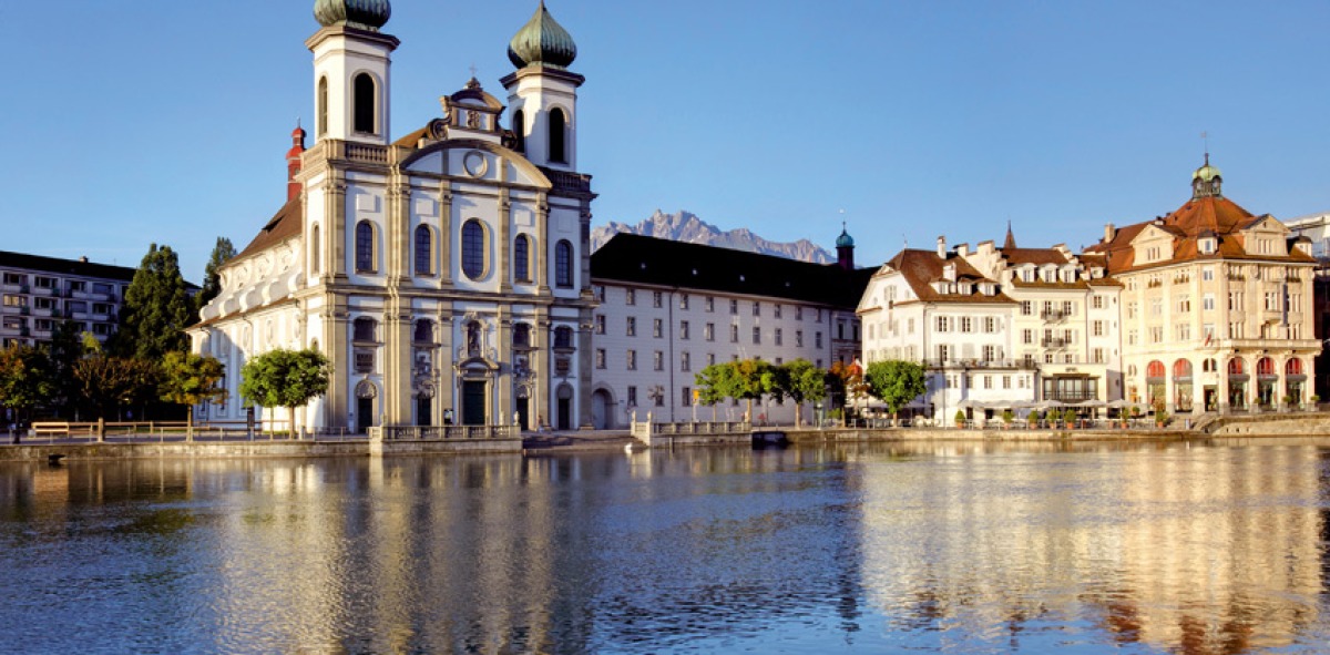 Iglesia y edificios de color blanco a orilla de un lago