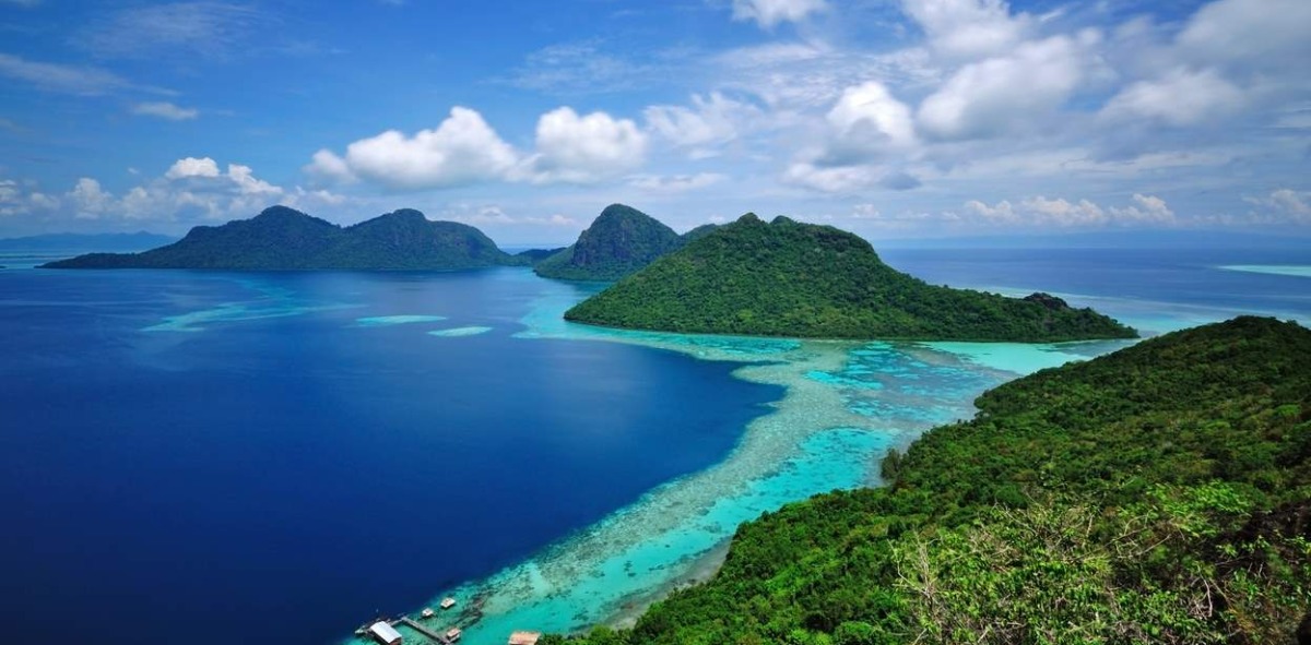 Panorámica de una isla paradisiaca con el mar azul y mucha vegetación tropical