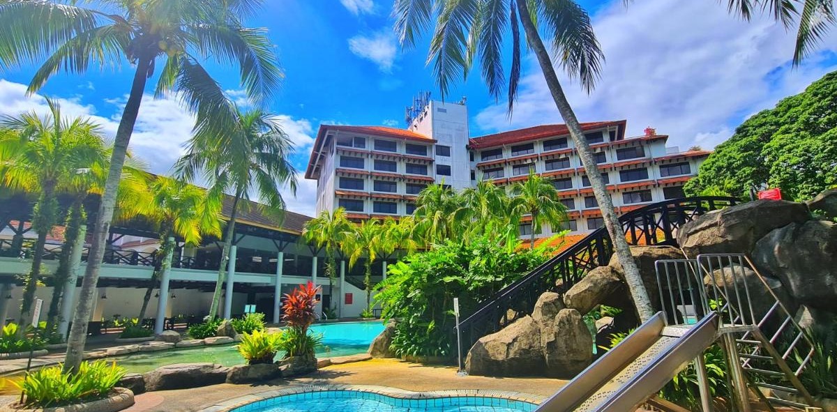 Resort con una piscina con tobogán en un jardín