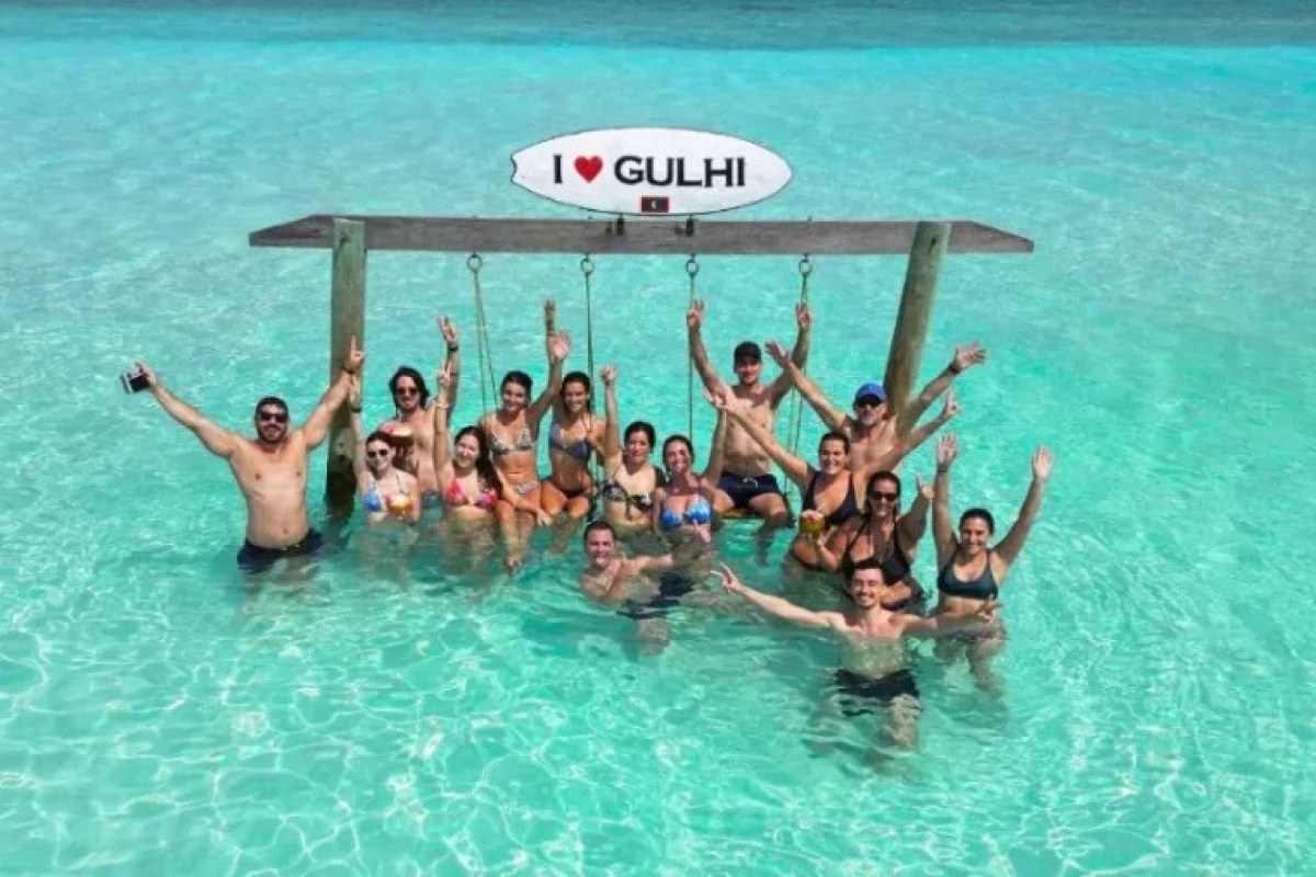 grupo de jovenes en un columplio de maldivas