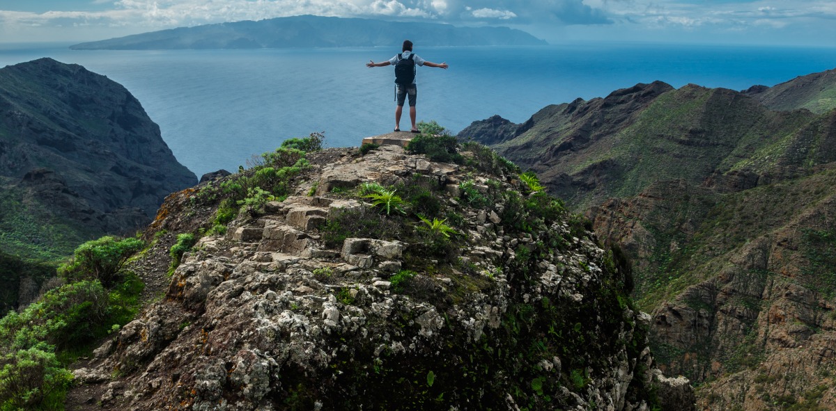 Single en el pico mas alto de una ruta de senderismo